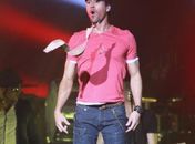Enrique Iglesias cheira e veste sutiã de fã durante show