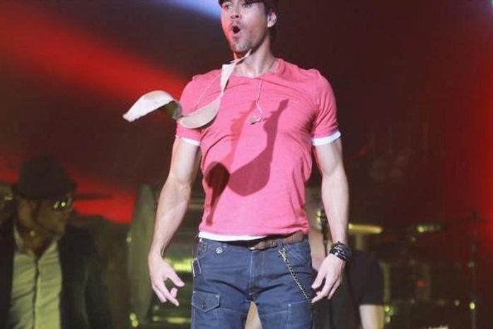 Enrique Iglesias cheira e veste sutiã de fã durante show