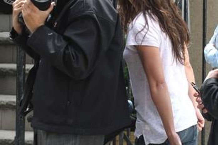 Katie Holmes briga com paparazzi por atrapalhar filmagem de longa