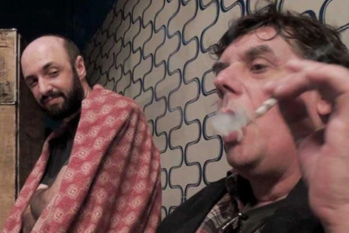 Ator (à direita) em cena com Pablo Perosa na peça Borrasca, que estreou na semana passada