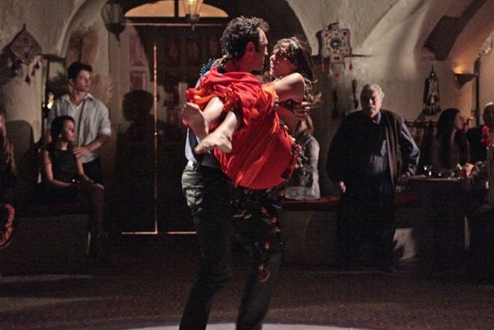 Zyah se irrita ao ver Ayla dançando no restaurante de Cyla e tira a esposa dali