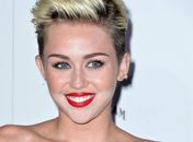 Miley Cyrus exagera na maquiagem  e aparece com 'barba branca' em LA