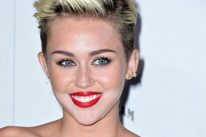 Miley Cyrus exagera na maquiagem e aparece com 'barba branca' em LA