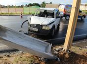 Motorista colide contra poste de distribuição elétrica na Avenida Juca Sampaio