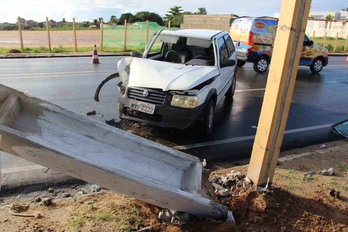 Motorista colide contra poste de distribuição elétrica na Avenida Juca Sampaio