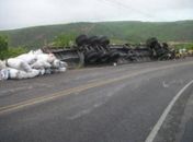 Carreta carregada com artigos de confecções tomba em rodovia na cidade de Piranhas