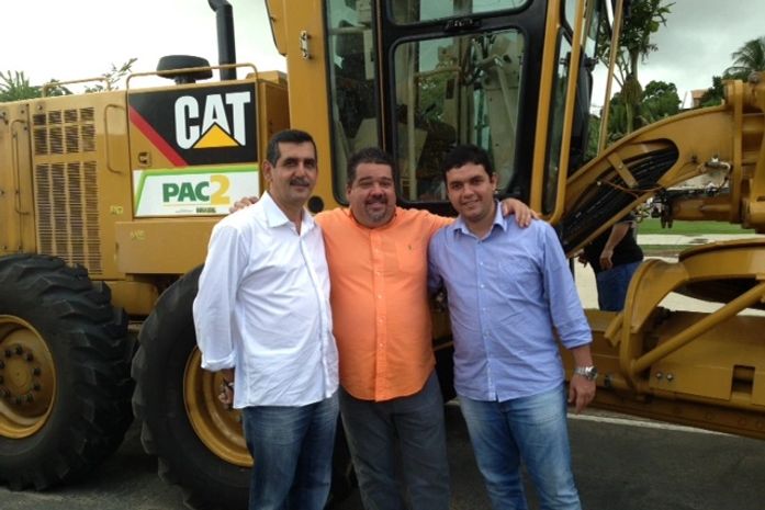 Prefeitura de Boca da mata recebe motoniveladora do MDA