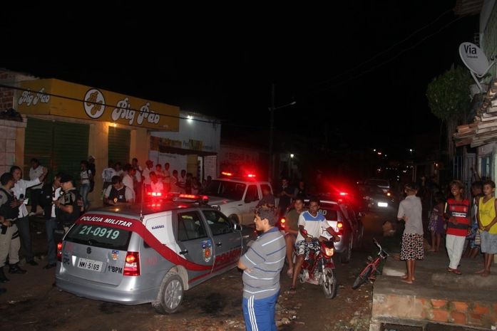Homem é assassinado com diversos tiros na porta de casa na Levada  