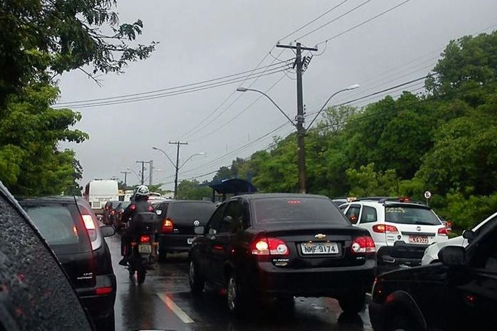 Trânsito completamente congestionado na Avenida Fernandes Lima