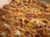 Delícia! Aprenda a fazer uma cuca de banana com farofa sem complicação