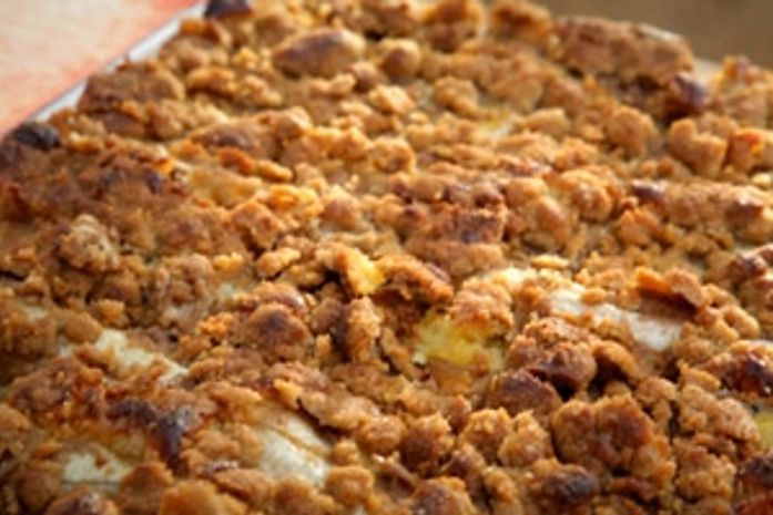 Delícia! Aprenda a fazer uma cuca de banana com farofa sem complicação