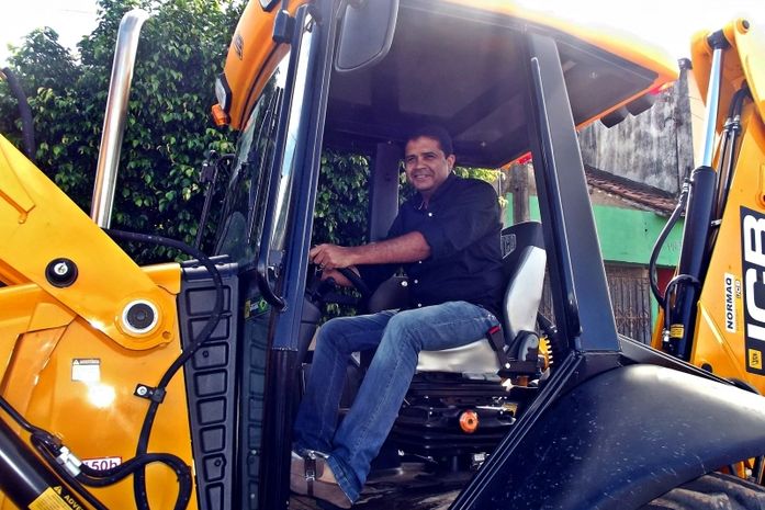 Prefeitura de Porto Real do Colégio recebe uma Motoniveladora e Retroescavadeira do MDA