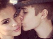 O amor está no ar! Justin Bieber e Selena Gomez curtem balada juntos