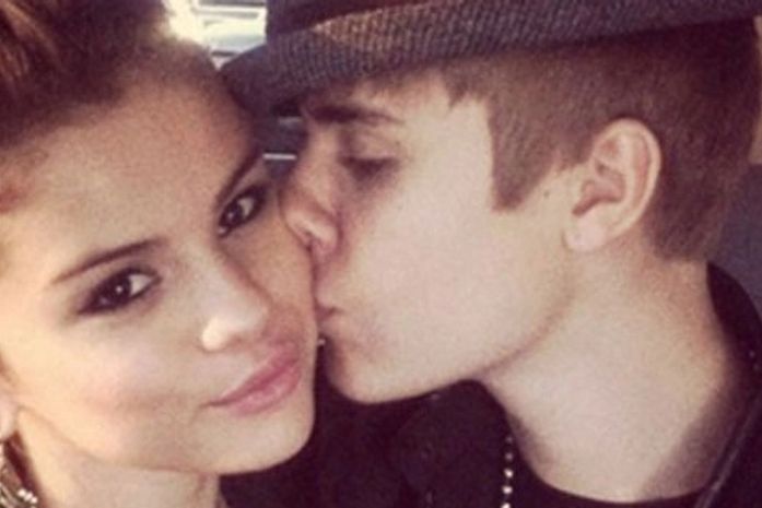 O amor está no ar! Justin Bieber e Selena Gomez curtem balada juntos