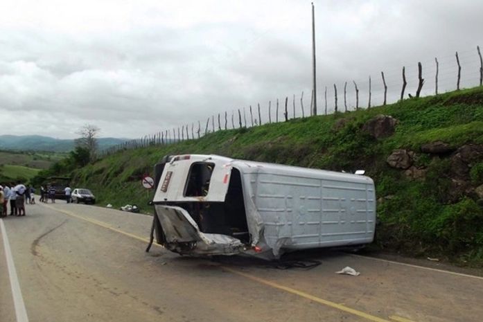 Van capotou e ficou atravessada na pista