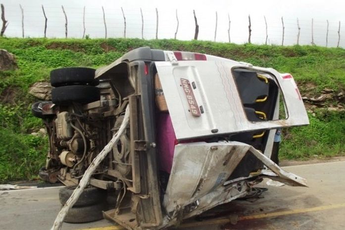 Van capotou e ficou atravessada na pista