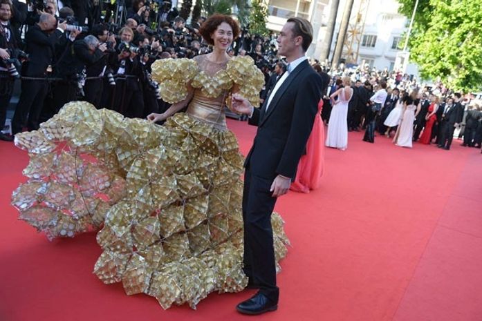 Convidada exibe vestido feito de embalagens de biscoitos em Cannes