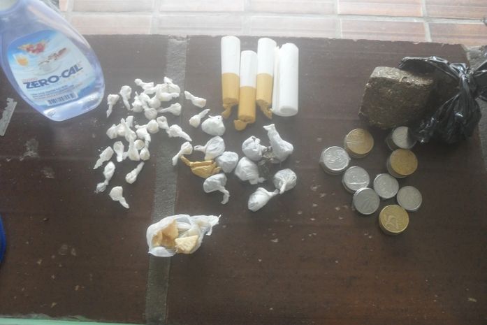 Drogas apreendidas com o acusado