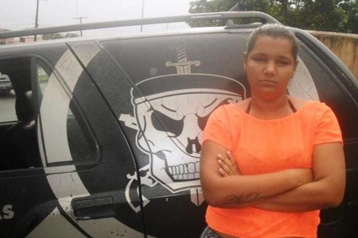 Aline foi presa vendendo crack em via pública