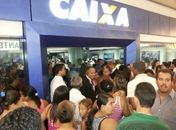 Boato sobre extinção do Bolsa-Família faz beneficiários 'invadirem' agências da Caixa