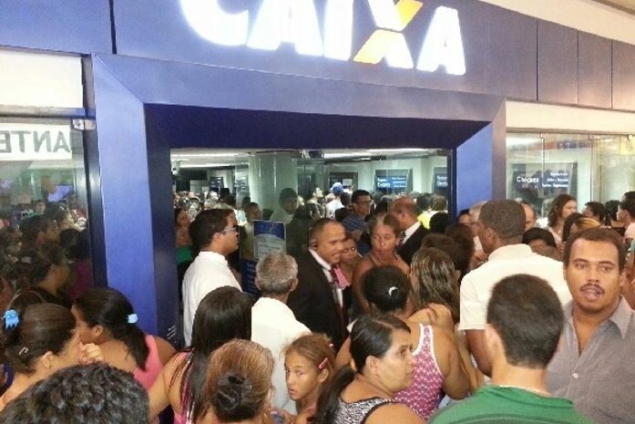 Boato sobre extinção do Bolsa-Família faz beneficiários 'invadirem' agências da Caixa