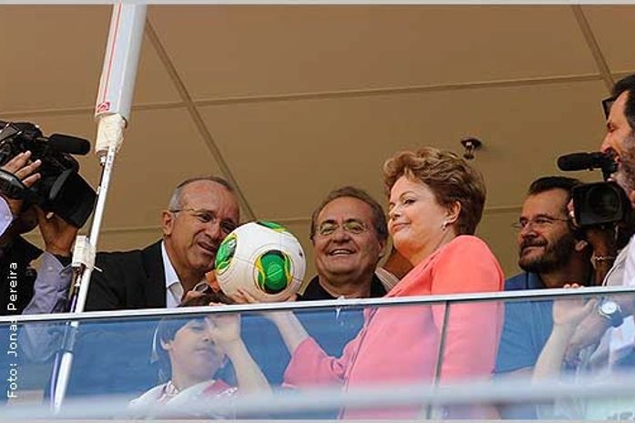 Renan com a presidente Dilma Rousseff na inauguração do estádio