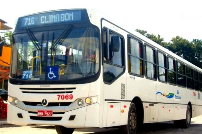 Coletivo é assaltado por dois menores; motorista não sabia se eles estavam armados