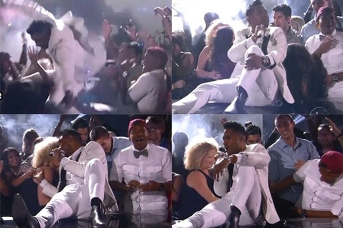 Em performance desastrada, cantor acerta voadora em espectadora