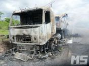 Carreta destruída pelo fogo