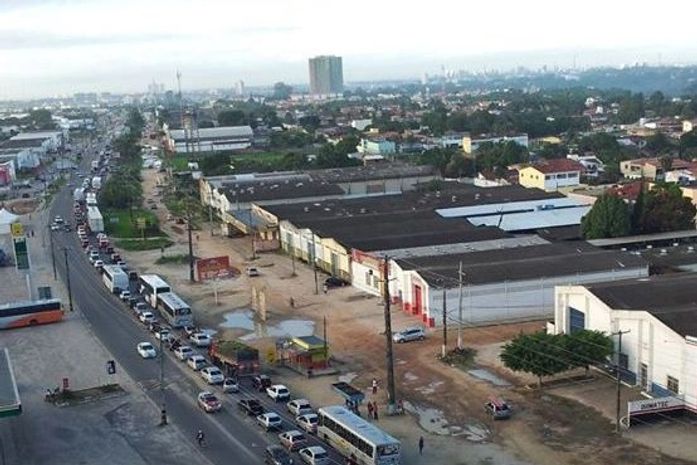 Colisão na Via Expressa envolve seis veículos e deixa uma pessoa ferida