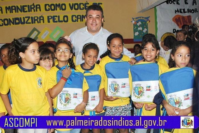 James entrega fardamentos e anuncia obras em Palmeira de Fora e Canafístula