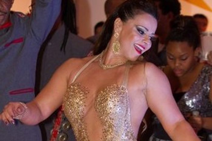 Viviane Araújo usa vestido curtinho e com transparências