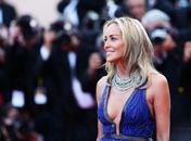 Sharon Stone usa decote ousado em première de filme de Soderbergh
