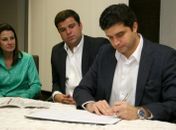 Prefeito Rui Palmeira assina parceria com Volkswagen para projetos educacionais