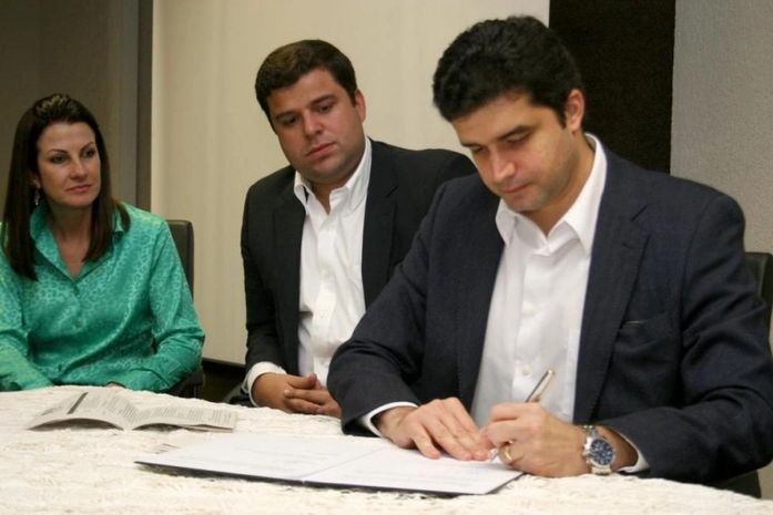 Prefeito Rui Palmeira assina parceria com Volkswagen para projetos educacionais