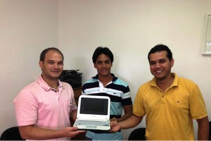 Coordenação de tecnologia da Secretaria de Educação exibe notebook