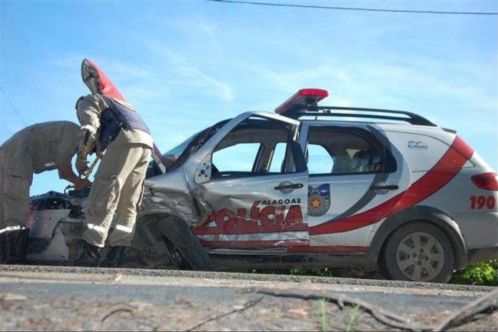 Viatura da PM tenta desviar de animal na pista e colide com carro e carreta