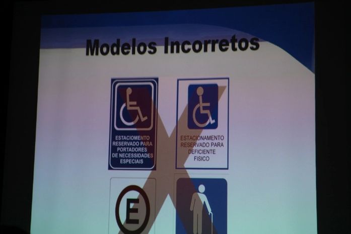 Condutores e estabelecimentos serão multados por uso de vagas especiais