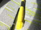 Segundo pesquisadores, apenas marcar trechos de textos não funciona para ajudar a memorização 