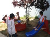 Crianças a espera de adoção brincam em entidade de acolhimento