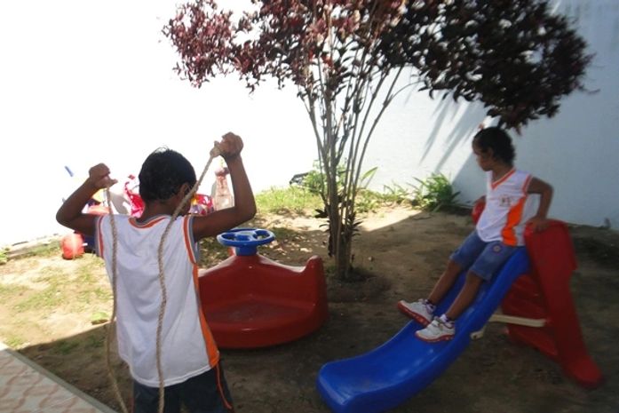 Crianças a espera de adoção brincam em entidade de acolhimento