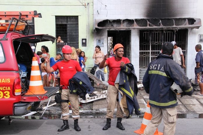 Incêndio destrói dois cômodos de uma residência no Trapiche