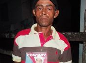 Antônio Belo da Silva, segura a foto do filho revelando que nunca deixou ele se aproximar do rio