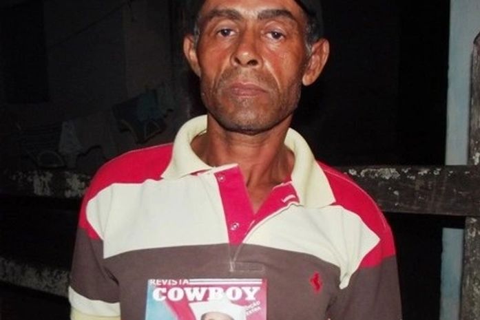 Antônio Belo da Silva, segura a foto do filho revelando que nunca deixou ele se aproximar do rio