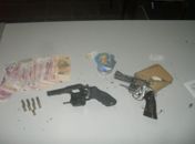  Jovem é preso com dois revólveres, drogas e dinheiro