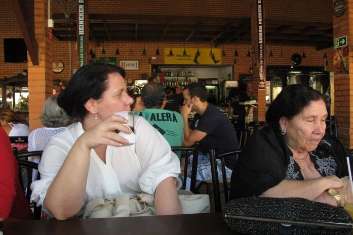 Dona Ivanilda e uma das suas filhas, Rachel Calheiros