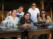 Dona Ivanilda com a rosa vermelha na mão entre seus familiares