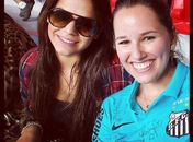 Bruna Marquezine assiste à partida de despedida do namorado Neymar