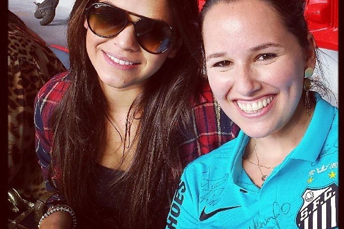 Bruna Marquezine assiste à partida de despedida do namorado Neymar