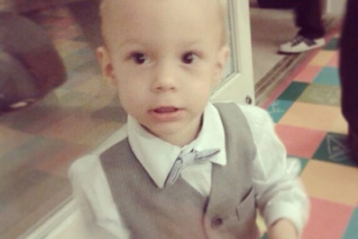 Filho de Neymar aparece de social e gravatinha no casamento de Ganso